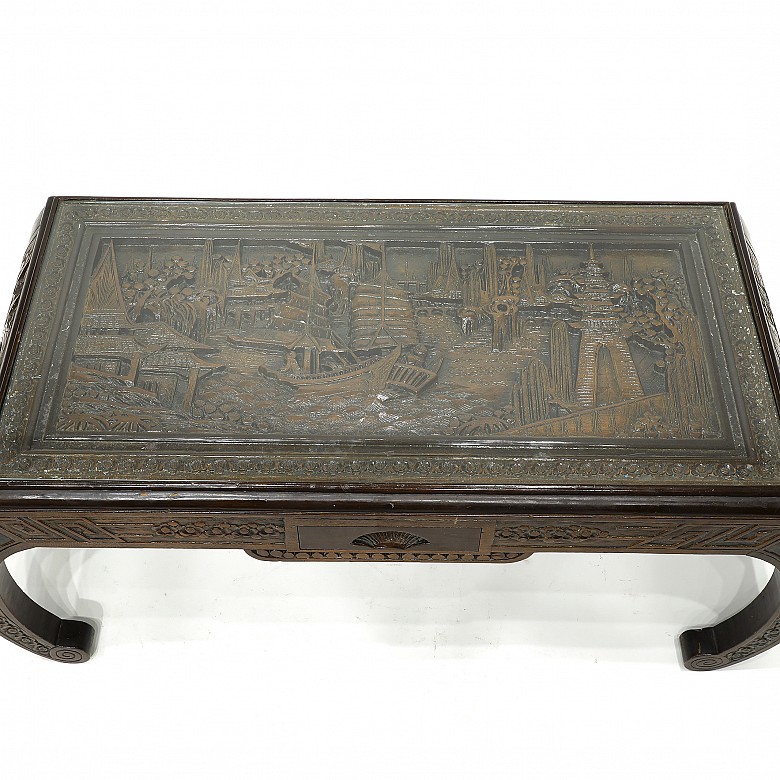 Mesa baja de madera tallada, China, s.XX