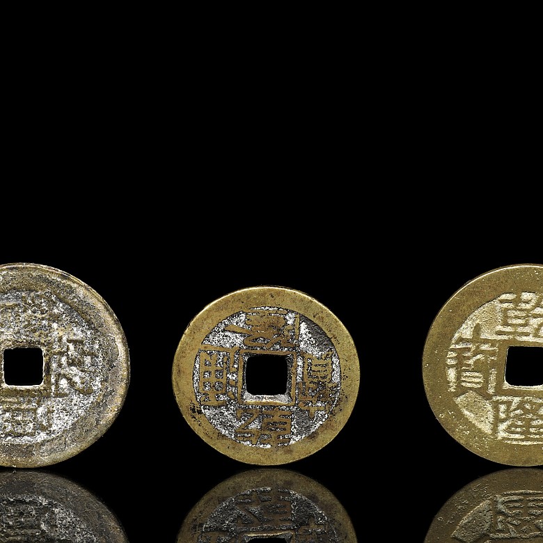 Tres monedas chinas con marca Qianlong
