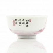 Pequeño cuenco de porcelana esmaltada, con sello Qianlong.