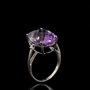 Ring with amethyst and diamonds in 18k white gold
