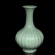 Gran jarrón de porcelana con perfil foliado, S.XX