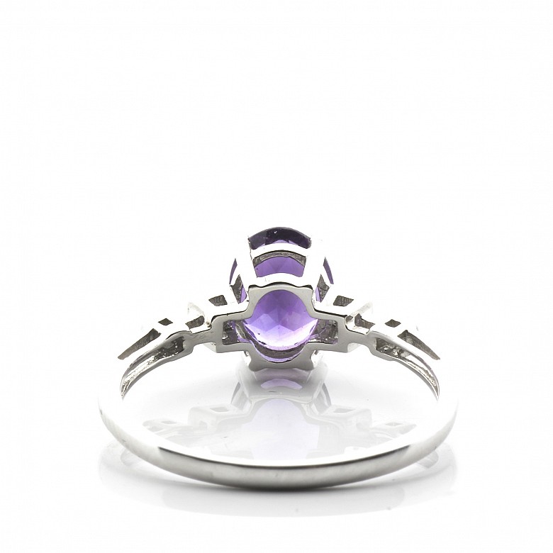 18k white gold ring with amethyst and diamonds