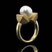 Juego de pendientes y anillo de oro amarillo 18 k y perlas