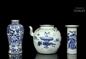 Three blue and white porcelain objects, Qing dynasty