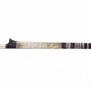 Golok indonesio con funda de ébano y metal, s.XIX