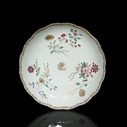 Plato de porcelana esmaltado, familia rosa, S.XX