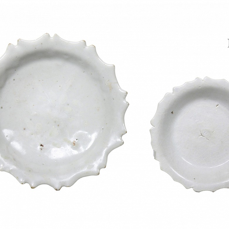 Pair of white-glazed dishes, possibly dinasty Ming, early 17th century