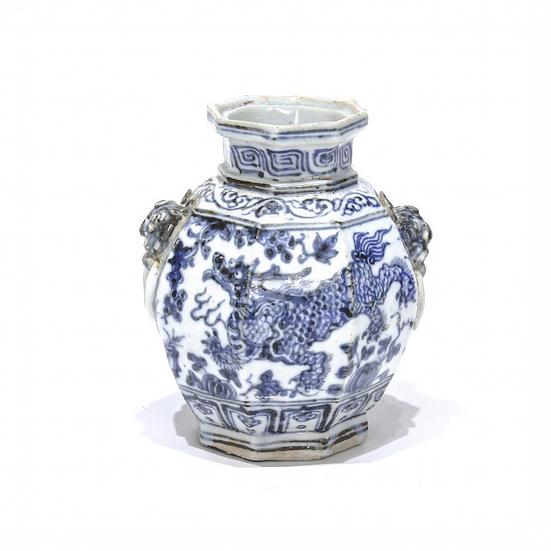 An Small blue and white porcelain vase, Yuan dynasty (1279-1368)