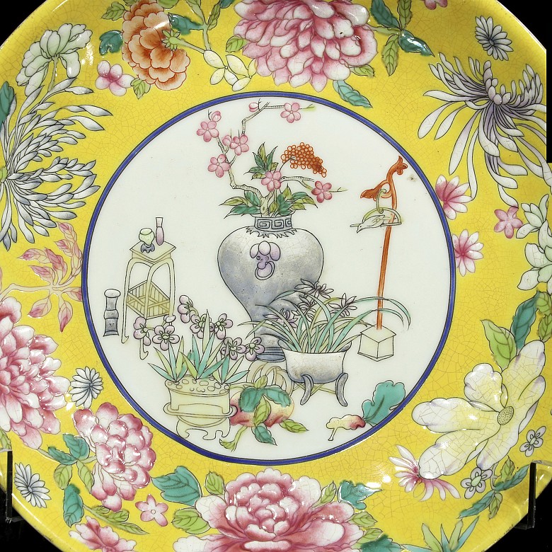Plato de flores y tesoros con fondo amarillo, S.XX