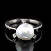 Anillo de oro blanco 18 k, una perla y tres diamantes