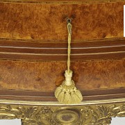 Cómoda de estilo Luis XVI, fabricado por Herraiz, España S.XX