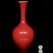 Jarrón vidriado en rojo, con marca Qianlong