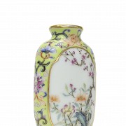 Porcelain enamelled and gilded snuff bottle, 20th century