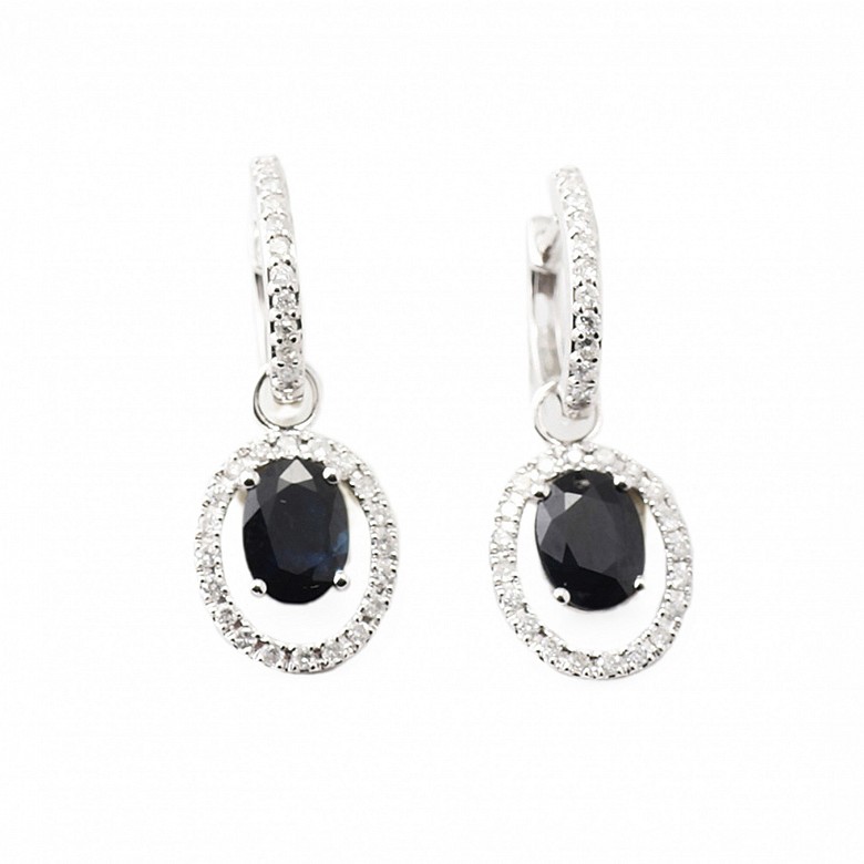 Earrings with sapphires and diamonds in 18k white gold.