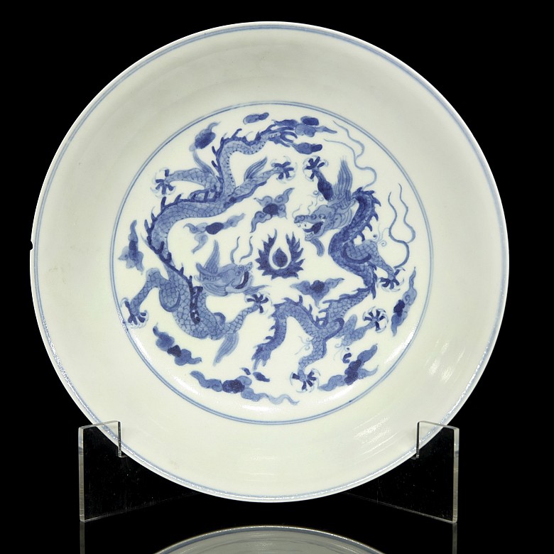 Plato de porcelana azul y blanco 