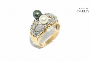 18kts yellow and white gold ring with two pearls.