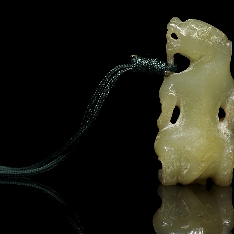 Carved jade 'bear' pendant, Eastern Han dynasty - 2