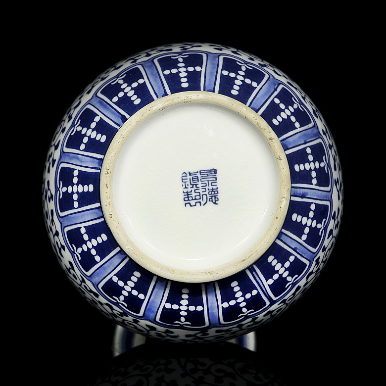 Porcelain vase, blue and white 