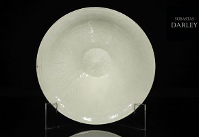 Cuenco de porcelana con decoración incisa, S.XX