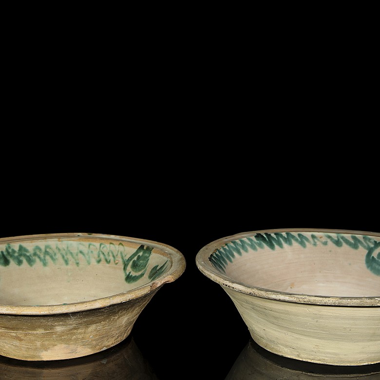 Dos lebrillos de cerámica esmaltada en verde, Fajalauza