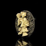 Chinese silver brooch with a lady, 19th - 20th century