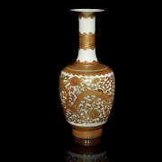 Enamelled and gilded porcelain vase, Qianlong mark