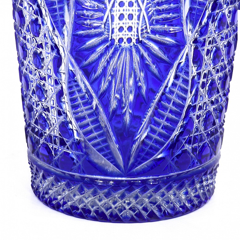 Jarrón de vidrio tallado en azul, s.XX - 1