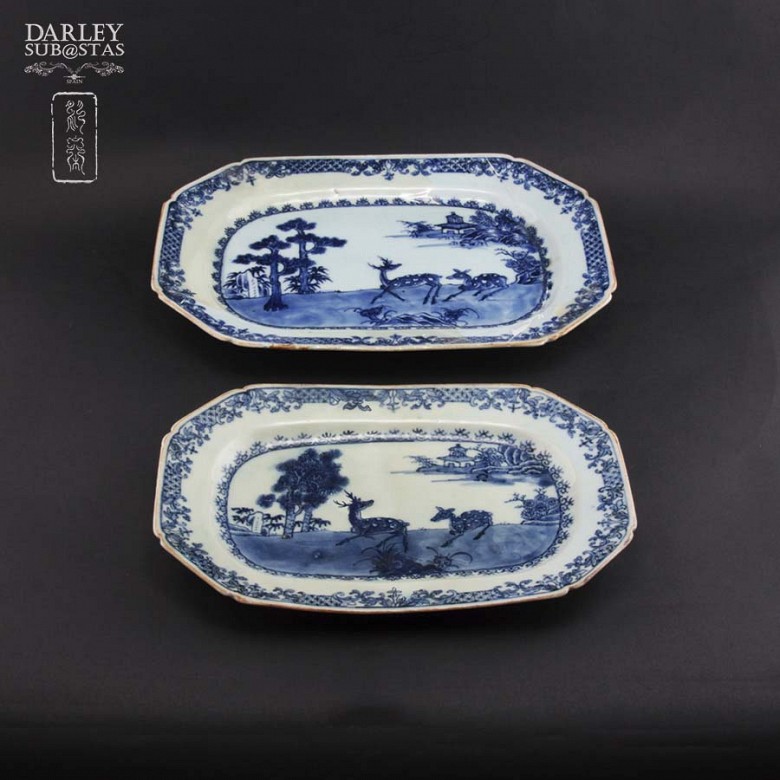 Two Chinese porcelain trays, S. XVIII