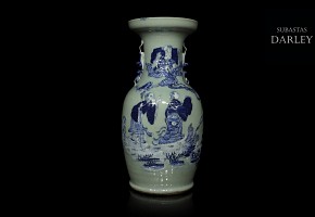 Jarrón de porcelana esmaltado con fondo celadón, S.XX