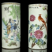 Dos jarrones de porcelana esmaltada, pps.S.XX