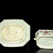 Bandeja y sopera de porcelana policroma, S.XX