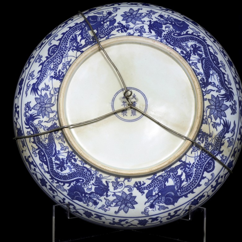 Decorative plate with dragons, in blue and white