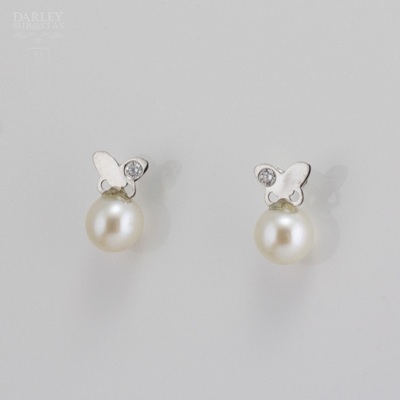 Earrings in 18k white gold baby pearl