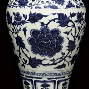 Jarrón Meiping azul y blanco con lotos y peonías, Dinastía Yuan (1271-1368)