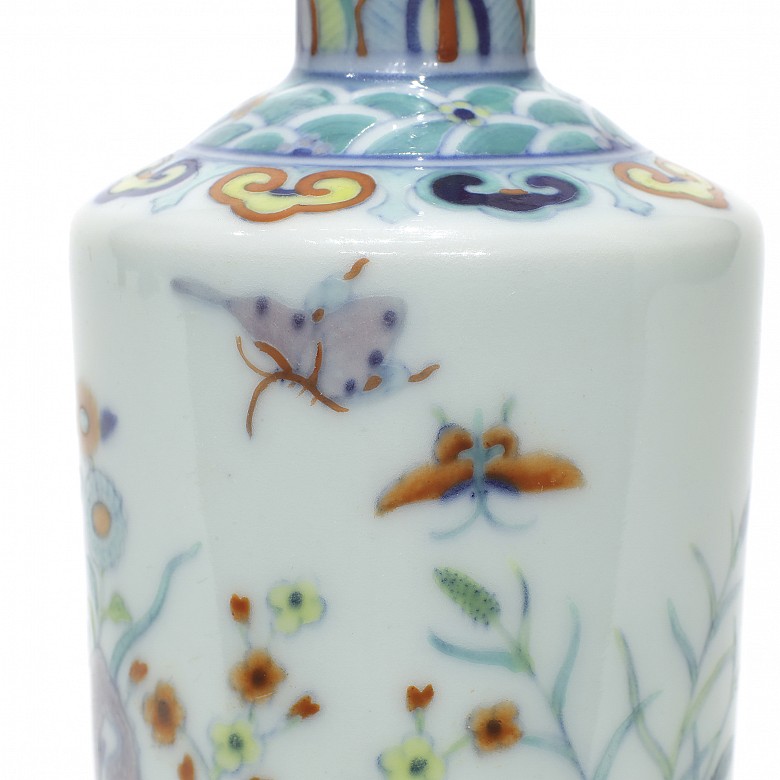Pequeño jarrón floral esmaltado, Yongzheng (1723 - 1735)