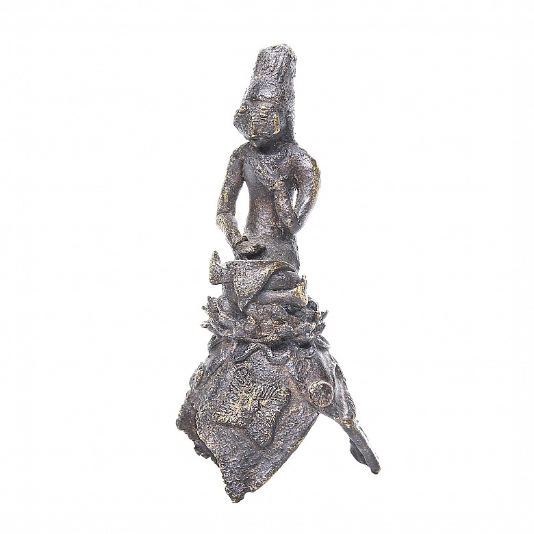 Escultura indonesia de Buda sobre una base de flor de loto.