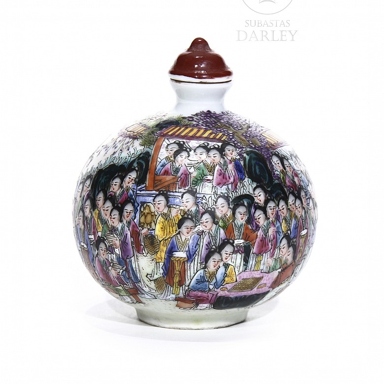 Enameled porcelain snuff bottle, Qing dynasty.