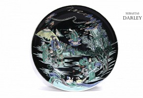 Gran plato de porcelana, familia negra, dinastía Qing.