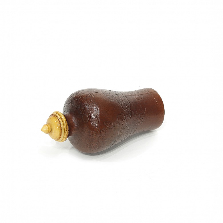 Botella de rapé de calabaza tallada y tapa de hueso, dinastía Qing.