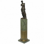 Venus de bronce sobre peana, S.XX