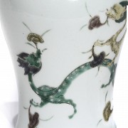 Jarrón de porcelana esmaltada, con sello Kangxi.