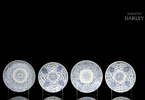 Cuatro platos de porcelana con flores, S.XIX - XX