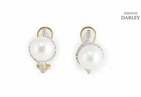 Earrings in 18k yellow gold with pearls and diamonds.