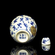 Vasija con tapa de porcelana china, dinastia Qing