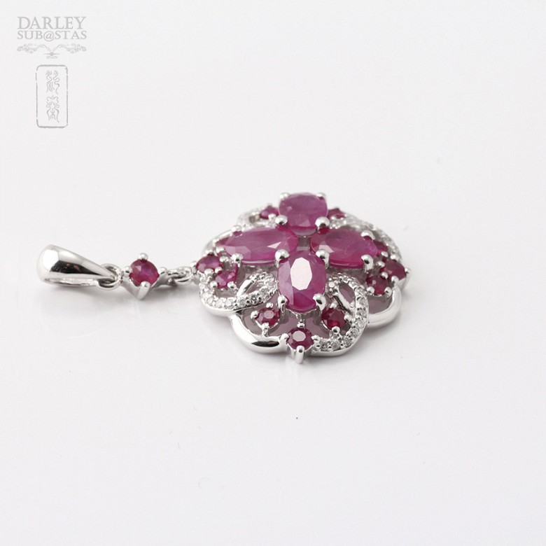 2.53 cts ruby pendant in 18k white gold and diamonds