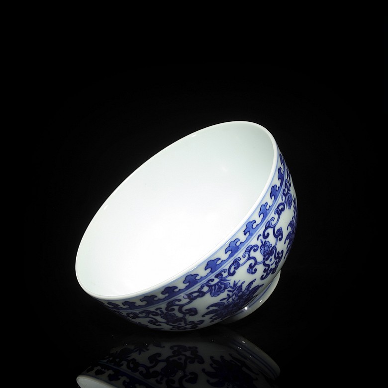 Porcelain bowl, blue and white, with Qianlong mark
