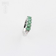 Ring in 18k white gold with emerald and diamonds.