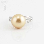 Anillo de oro blanco de 18k con diamantes y perla australiana