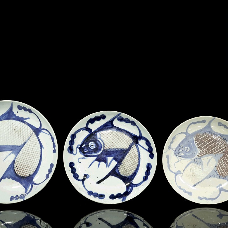 Tres platos de porcelana 