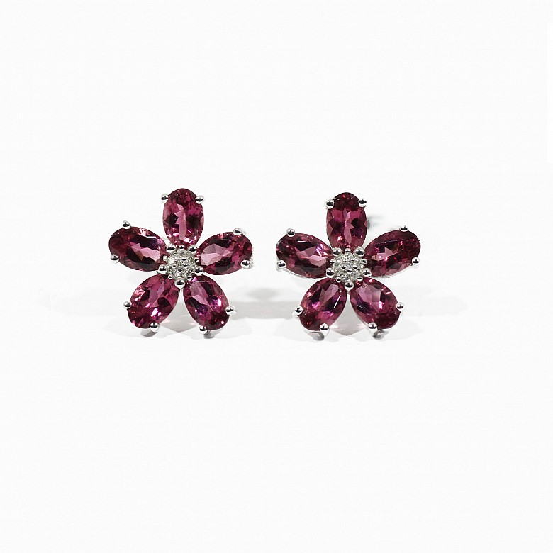 Earrings in 18k white gold, tourmalines and diamonds.
